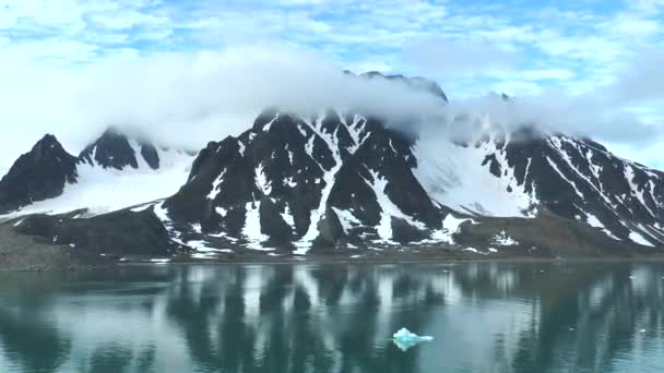 Arctisch landschap. Bergen en gletsjers van de Spitsbergen archipel. Uitzicht vanaf het cruiseschip. — Stockvideo