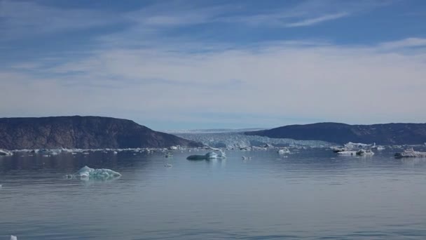 Арктический пейзаж. Горы и ледники архипелага Шпицберген. Вид с круизного лайнера. — стоковое видео