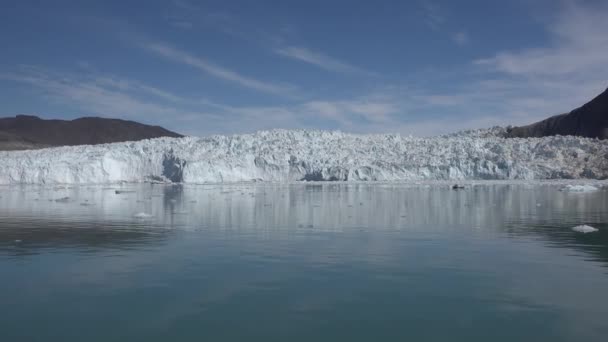 Paesaggio artico. Montagne e ghiacciai dell'arcipelago delle Svalbard. Vista dalla nave da crociera. — Video Stock