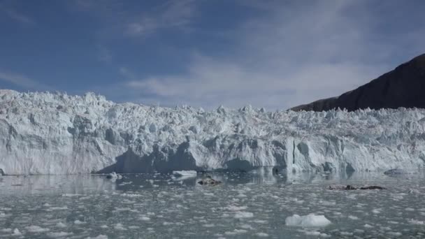 Arctisch landschap. Bergen en gletsjers van de Spitsbergen archipel. Uitzicht vanaf het cruiseschip. — Stockvideo