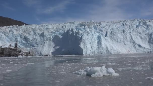 Арктический пейзаж. Горы и ледники архипелага Шпицберген. Вид с круизного лайнера. — стоковое видео