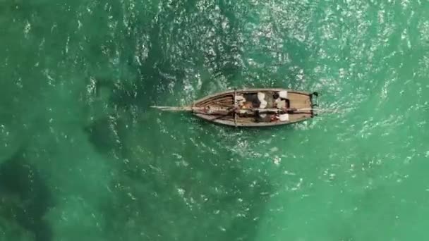 Рибний човен на хвилях Індійського океану біля узбережжя Танзанії (Африка).. — стокове відео