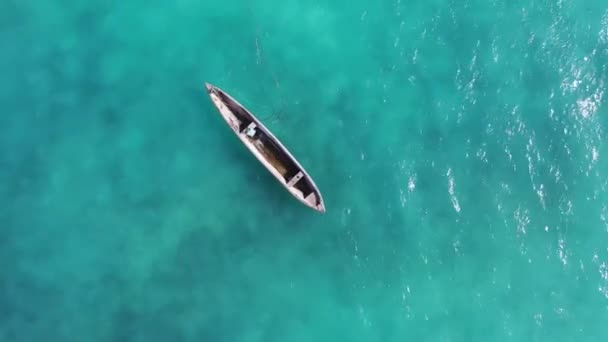 Een vissersboot op de golven in de Indische Oceaan bij de kust van Tanzania in Afrika. — Stockvideo