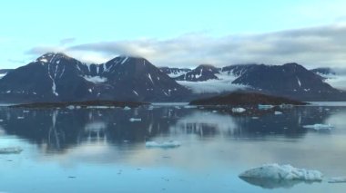 Yolculuk. Svalbard 'ın etrafındaki Kuzey Kutbu' na gideceğiz. Buzullarla kaplı dağlar sakin sulara yansıyor..