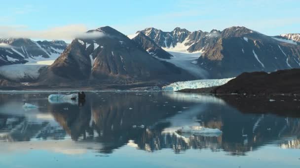 El viaje. Crucero al Ártico alrededor de Svalbard. Montañas cubiertas de glaciares se reflejan en aguas tranquilas. — Vídeo de stock