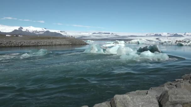 Le réchauffement climatique. Islande. Fusion des glaciers et des icebergs dans la lagune. Un grand bloc de glace en fusion flottant vers l'océan dans — Video