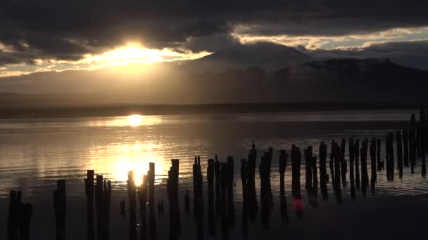 Chile. Patagonien. Malerischer Fjord bei Sonnenuntergang. — Stockvideo