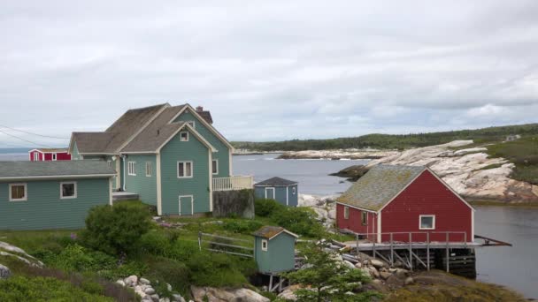 The village landscape. Colorful cottages of a fishing village by the sea in Peggys Cove village. Fisherman Houses. Nova — Vídeo de Stock
