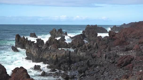 Madeira. Portuguese island. Waves of the Atlantic Ocean on the shores of Madeira. — Vídeo de stock