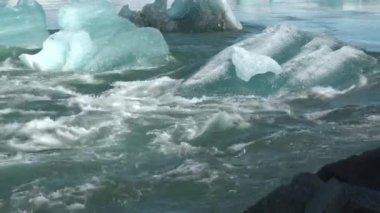 İzlanda. Buzul gölü. Yüzen buzdağları. Jokulsarlon, İzlanda 'nın güneydoğusunda Vatnajokull Ulusal Parkı yakınlarında bulunan bir buzul gölüdür. 4K UHD video.