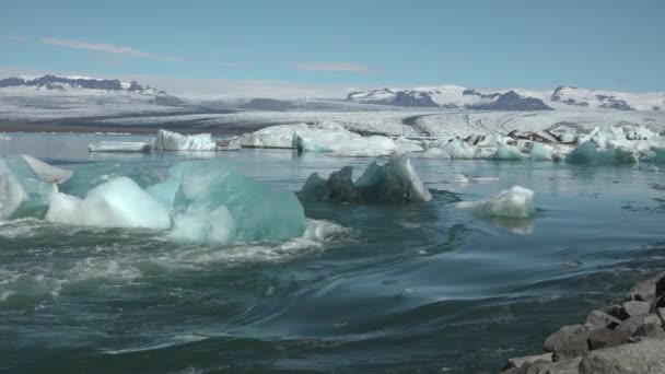 Islândia. Lagoa glaciar. icebergs flutuantes. Jokulsarlon é um lago glacial localizado no sudeste da Islândia, perto do Parque Nacional Vatnajokull. 4K UHD de vídeo. — Vídeo de Stock