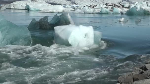 Izland. Gleccser lagúna. Lebegő jéghegyek. A Jokulsarlon egy jeges tó Izland délkeleti részén, a Vatnajokull Nemzeti Park közelében. 4K UHD videó. — Stock videók