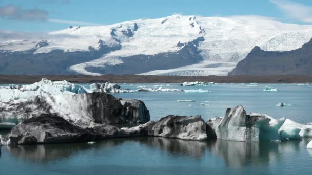 Island. Gletscherlagune Eisberge, die durch das Schmelzen des Gletschers entstanden sind. — Stockvideo