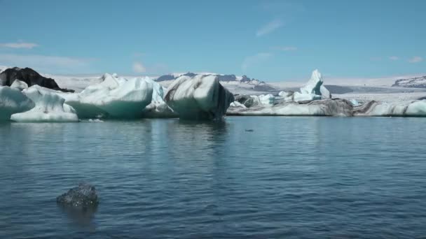 Islandia. Laguna glacial. Icebergs formado como resultado del derretimiento del glaciar. — Vídeos de Stock
