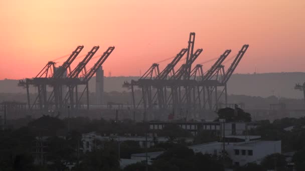 산업. 항구에 는 화물용 크레인 이 있습니다. 컬럼비아. — 비디오