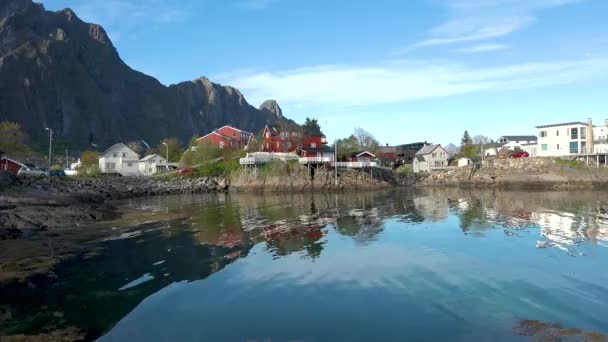 Lofoten-öarna. Berömda traditionella flerfärgat trä fiskehus rorbu på en havsstrand vid Lofoten skärgård, nu Norge — Stockvideo