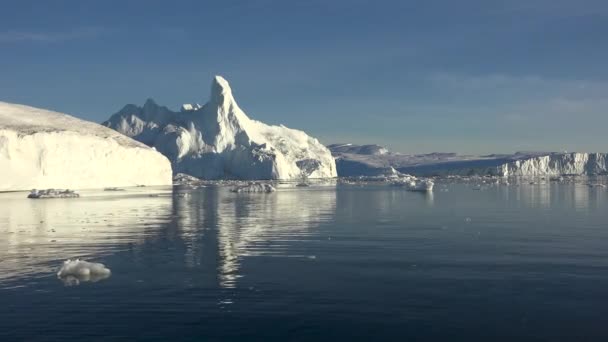Antártida. Viaje en crucero. Navegando a lo largo de un enorme glaciar, que está iluminado por los rayos del atardecer. — Vídeos de Stock