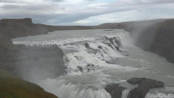 Island. Golden Falls. Islandské vodopády, slavná atrakce na Zlatém kruhu. — Stock video