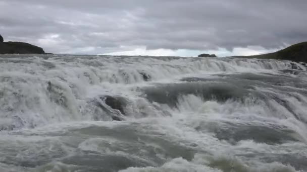 Islandia. Złote wodospady. Islandzkie wodospady, słynna atrakcja na Złotym Kręgu. — Wideo stockowe