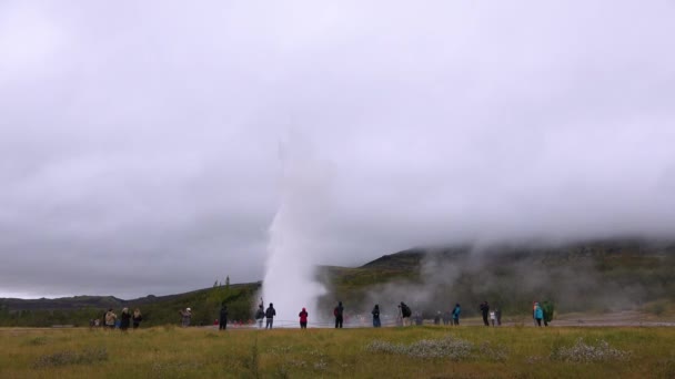 Island. Turisté sledují erupci gejzíru Strkkur. — Stock video