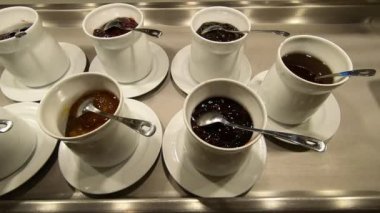 self-servis restoranının tezgahında çeşitli tatlı meyve reçelleri var..