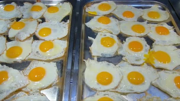 Muchos huevos revueltos en un restaurante de autoservicio en un crucero. — Vídeo de stock