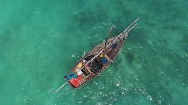 Traditionele vissersboten in de Indische Oceaan. — Stockvideo