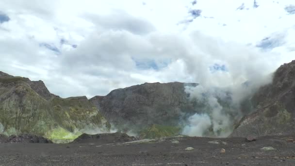 Neuseeland. Fontänen von Geysiren und Fumarolen. — Stockvideo