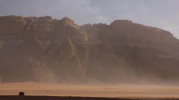 요르단 사막 와디 룸. 사막의 모래폭풍. — 비디오