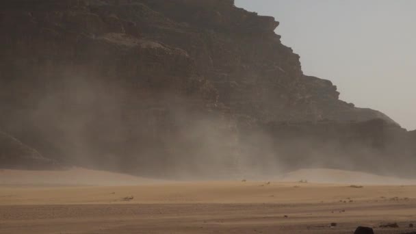 Jordánská poušť Wadi Rum. Písečná bouře v poušti. — Stock video