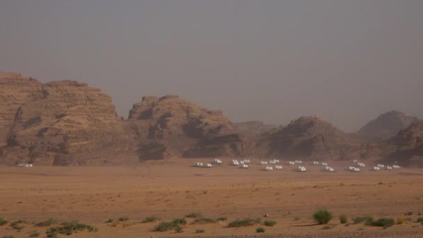 Jordanië verlaat Wadi Rum. Een zandstorm in de woestijn. — Stockvideo