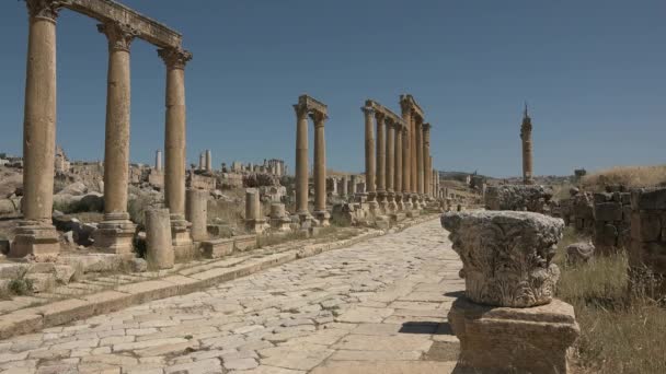 Ιορδανία - 01 05 2021: Ρωμαϊκά ερείπια. Μεγαλύτερη και καλύτερα διατηρημένη πόλη της ελληνορωμαϊκής αρχιτεκτονικής. — Αρχείο Βίντεο