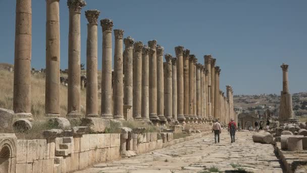 Jordanien - 01 05 2021: Romerska ruiner. Största och bäst bevarade staden av grekisk-romersk arkitektur. — Stockvideo