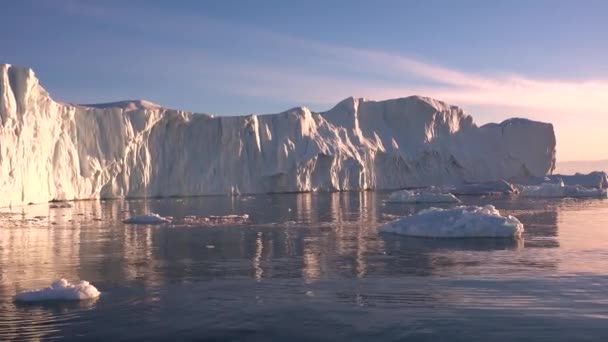 Calentamiento Global y Cambio Climático. Iceberg flotante gigante del derretimiento del glaciar en la Antártida. — Vídeos de Stock