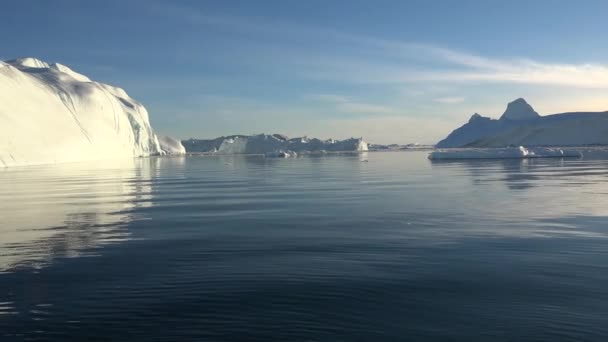 Global uppvärmning och klimatförändringar. Jätteflytande isberg från smältande glaciär i Antarktis. — Stockvideo