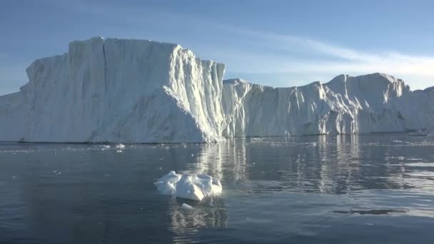 Calentamiento Global y Cambio Climático. Iceberg flotante gigante del derretimiento del glaciar en la Antártida. — Vídeos de Stock
