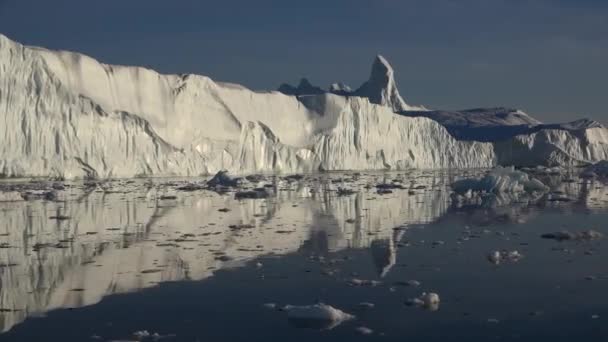 Opwarming van de aarde en klimaatverandering. Reuzenijsberg uit smeltende gletsjer op Antarctica. — Stockvideo