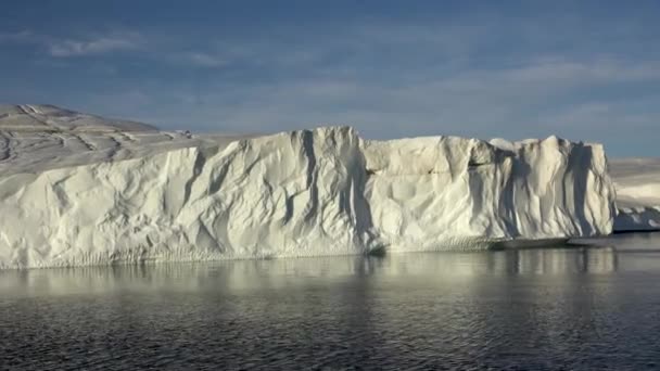 Aquecimento Global e Mudanças Climáticas. Iceberg flutuante gigante da geleira derretida na Antártida. — Vídeo de Stock