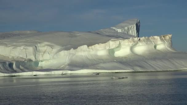 Globální oteplování a změna klimatu. Obrovský plovoucí ledovec z tavícího ledovce v Antarktidě. — Stock video