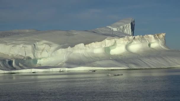 Global uppvärmning och klimatförändringar. Jätteflytande isberg från smältande glaciär i Antarktis. — Stockvideo