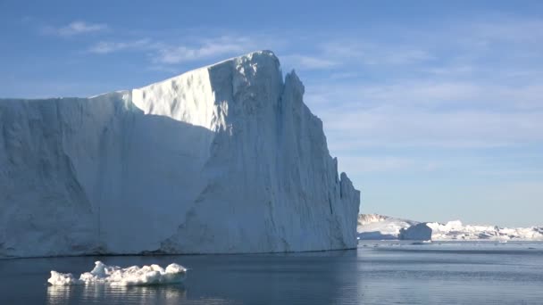 Opwarming van de aarde en klimaatverandering. Reuzenijsberg uit smeltende gletsjer op Antarctica. — Stockvideo