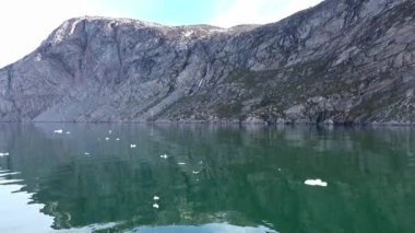 Alaska kıyısı boyunca bir yolcu gemisinde seyahat edin..