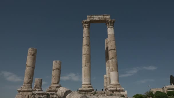 Ιορδανία - 05.01.2021: Στήλες στην Ιορδανία. Αρχαία πόλη. Ρωμαϊκή αρχιτεκτονική. — Αρχείο Βίντεο