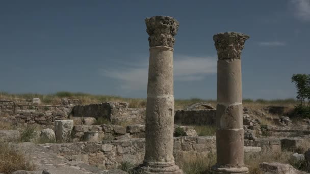 Jordan - 05.01.2021: Columns in the Jordan. Ancient town. Roman architecture. — Stockvideo