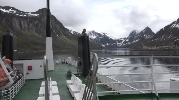 Cruise by ship along the coast of Norway to the Lofoten Islands. — Stock video