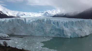 Arjantin. Ünlü Perito Moreno Buzulu ve Buzul Gölü.