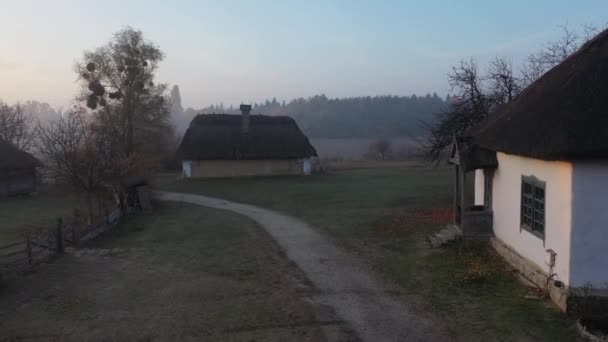 Ukrayna. Sonbahar döneminde geleneksel Ukrayna köyü. — Stok video