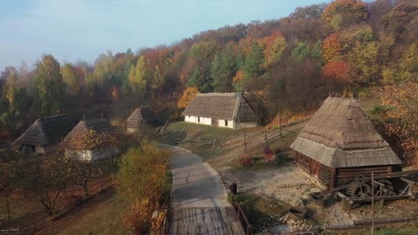 Ukrayna. Sonbahar döneminde geleneksel Ukrayna köyü. — Stok video