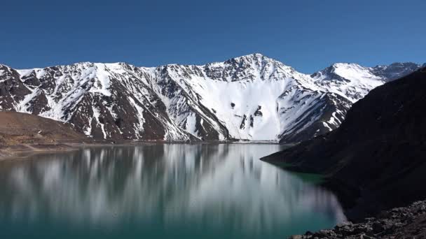 Chile. Schneelandschaft und Lagune in Santiago. — Stockvideo