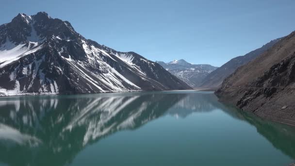 Cile. Paesaggio di neve di montagna e laguna a Santiago. — Video Stock